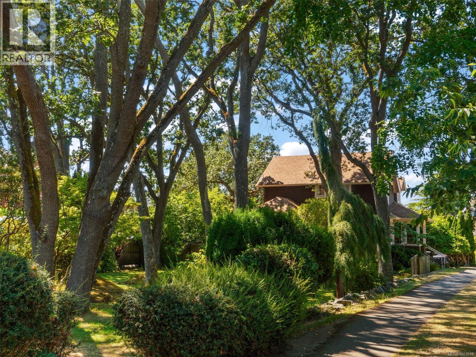 1353 Craigdarroch Rd, Victoria