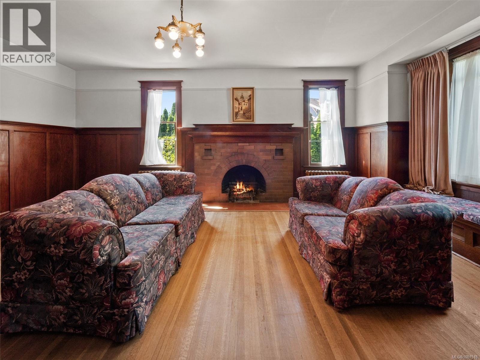 1353 Craigdarroch Rd, Victoria