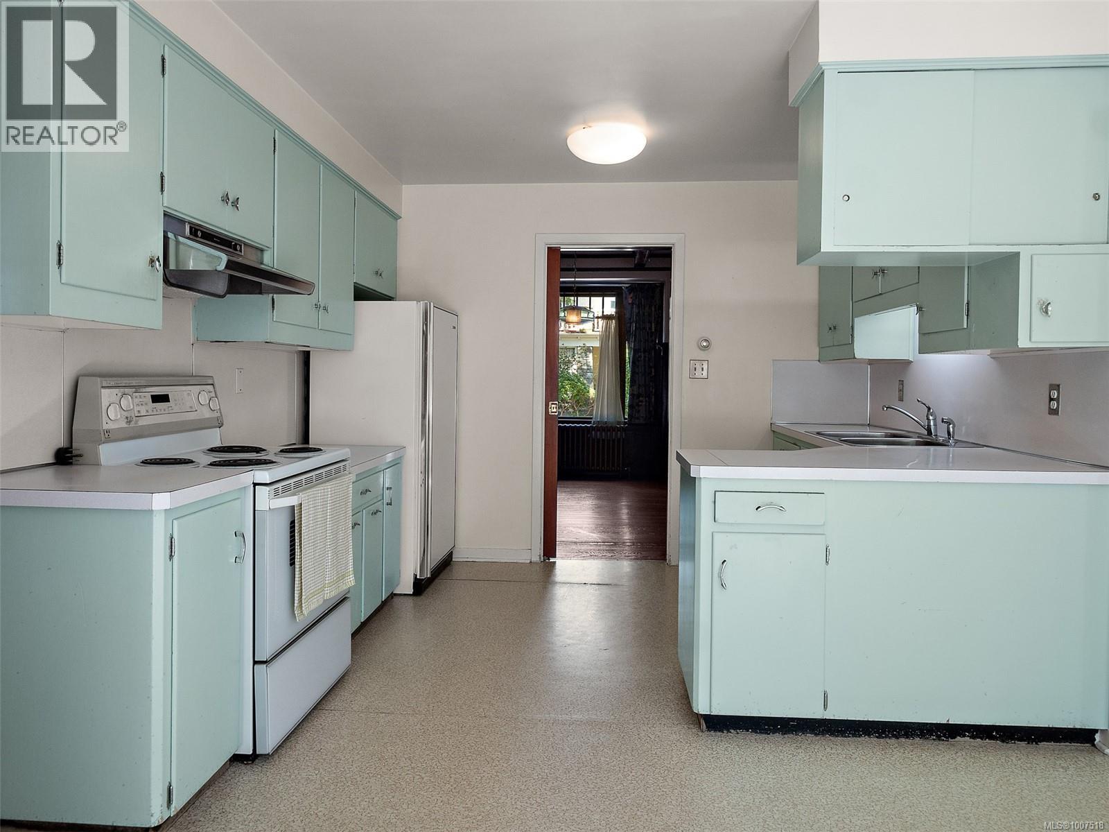 1353 Craigdarroch Rd, Victoria