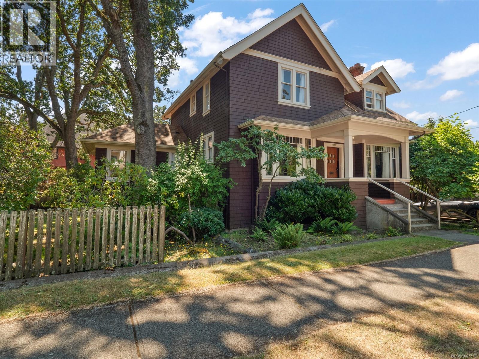 1353 Craigdarroch Rd, Victoria