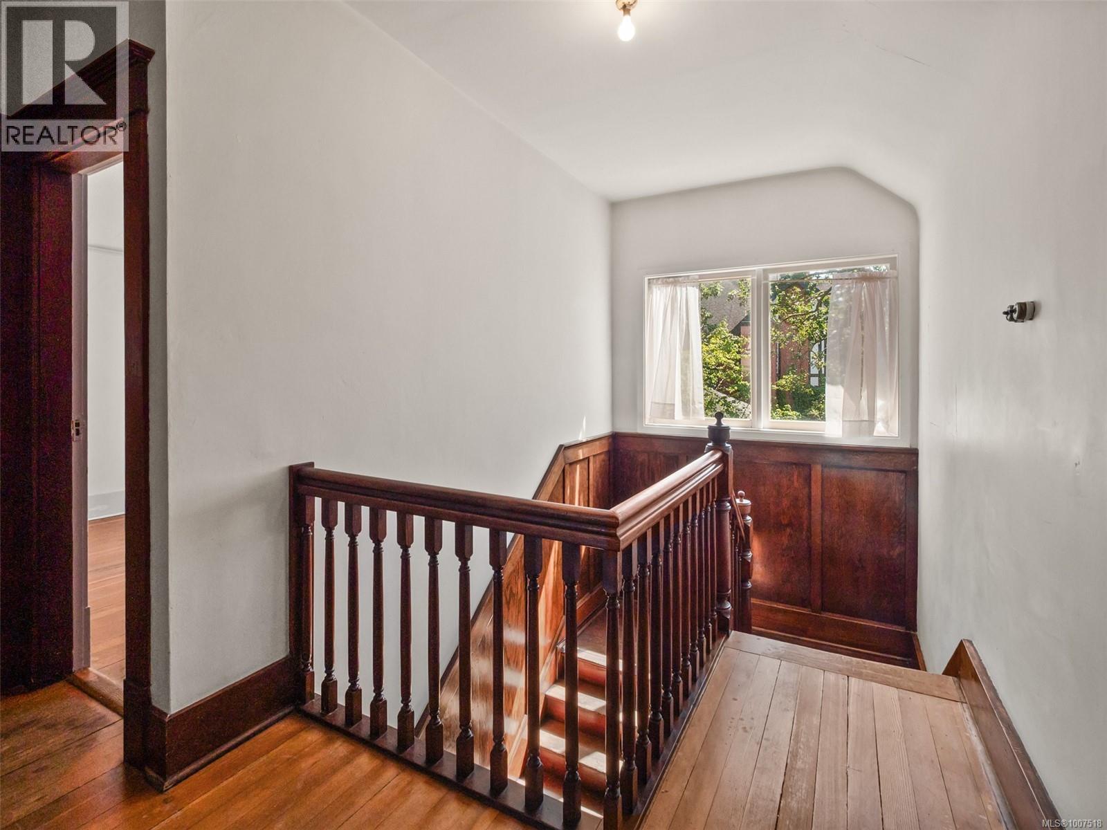 1353 Craigdarroch Rd, Victoria