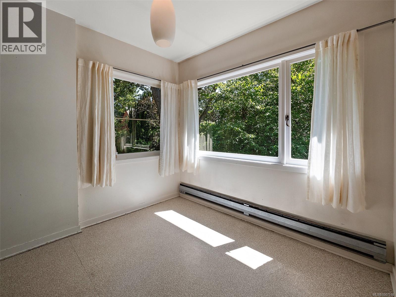 1353 Craigdarroch Rd, Victoria