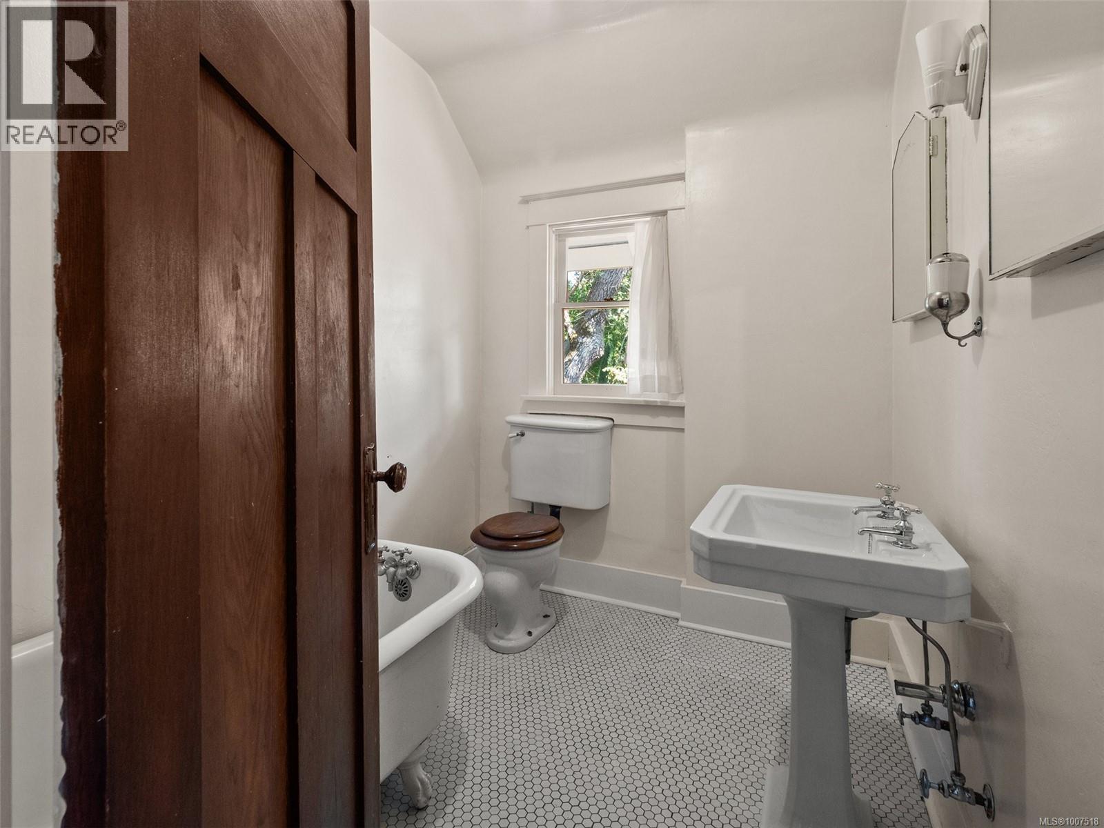 1353 Craigdarroch Rd, Victoria