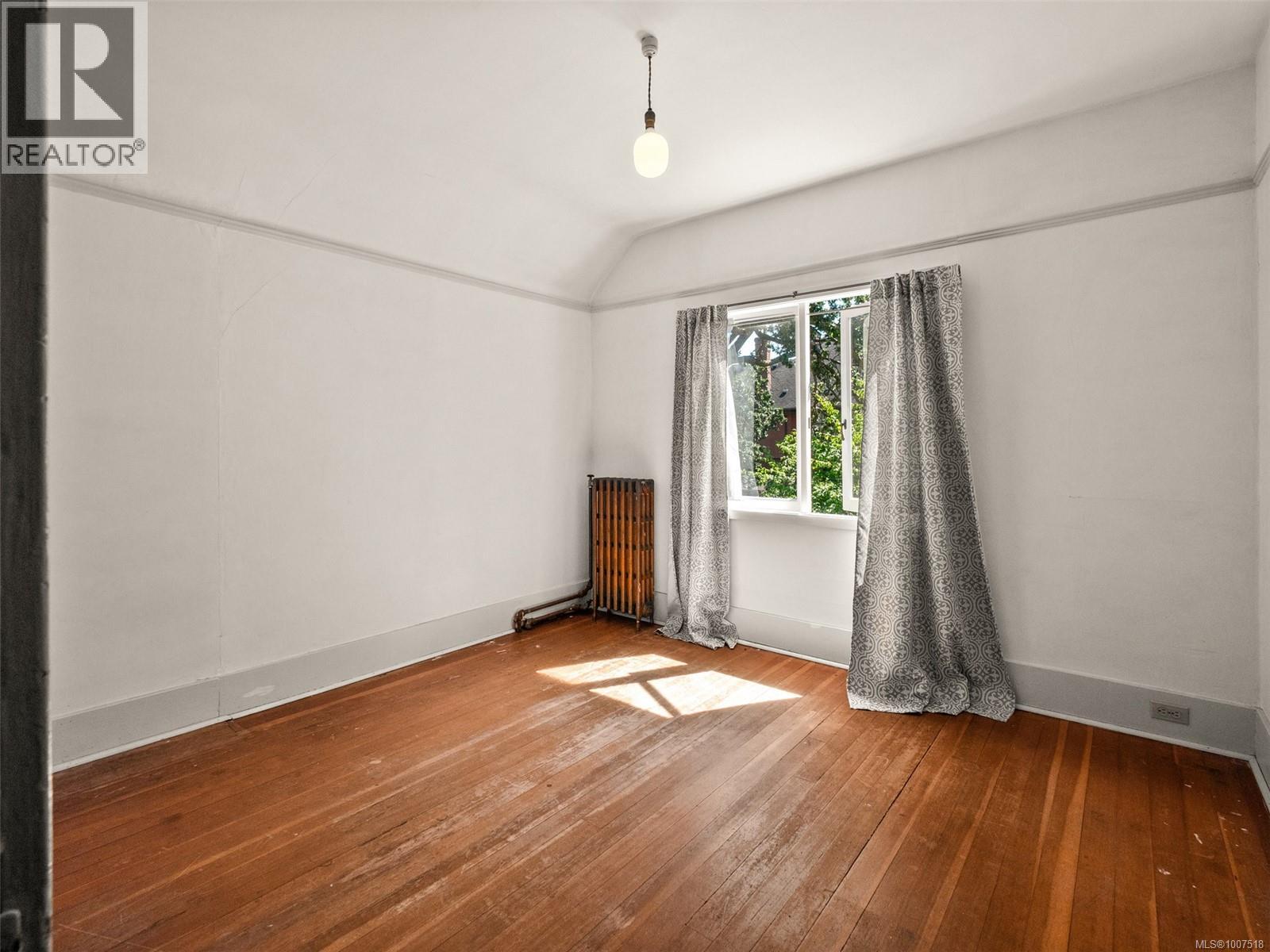 1353 Craigdarroch Rd, Victoria