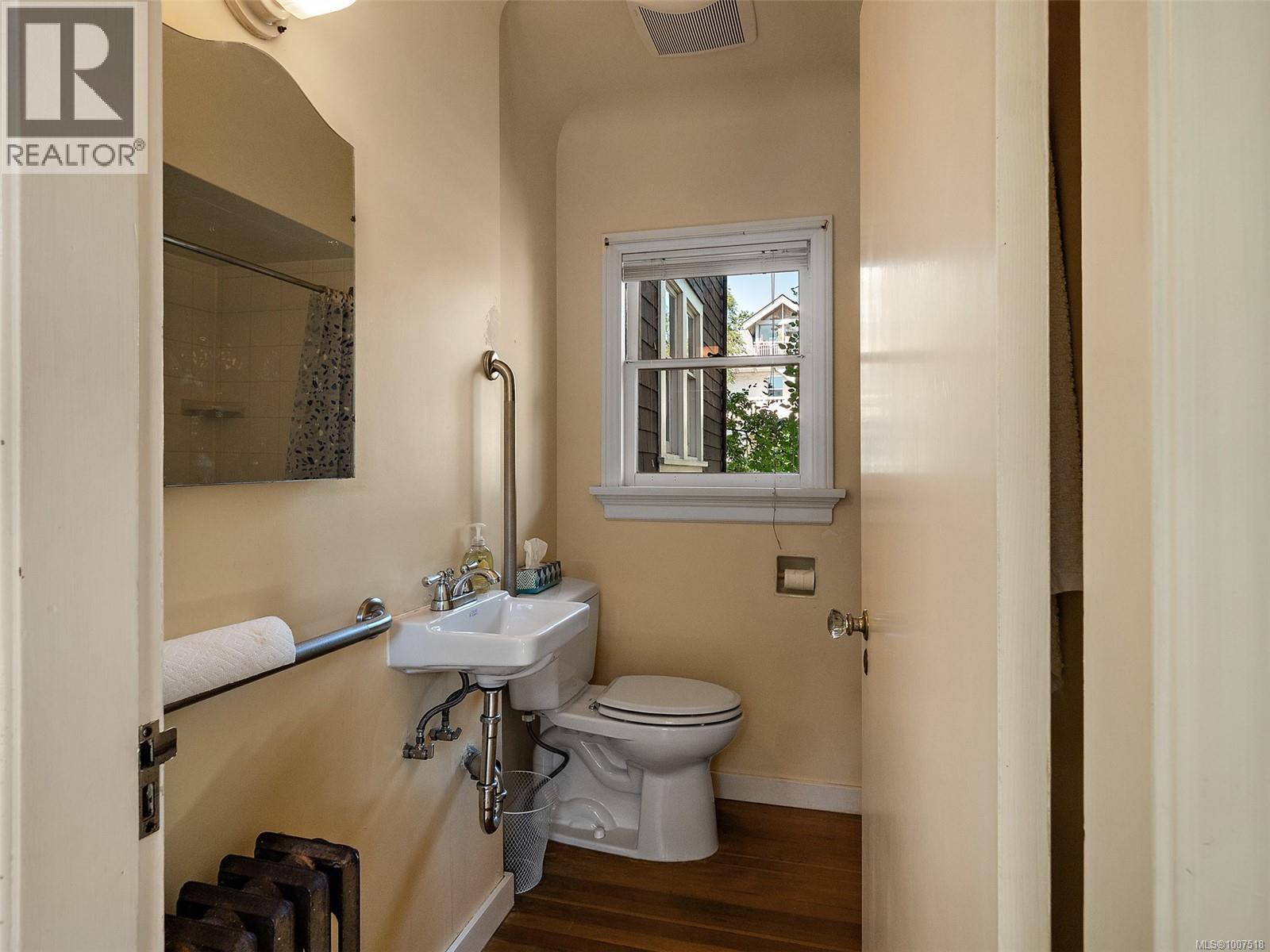 1353 Craigdarroch Rd, Victoria