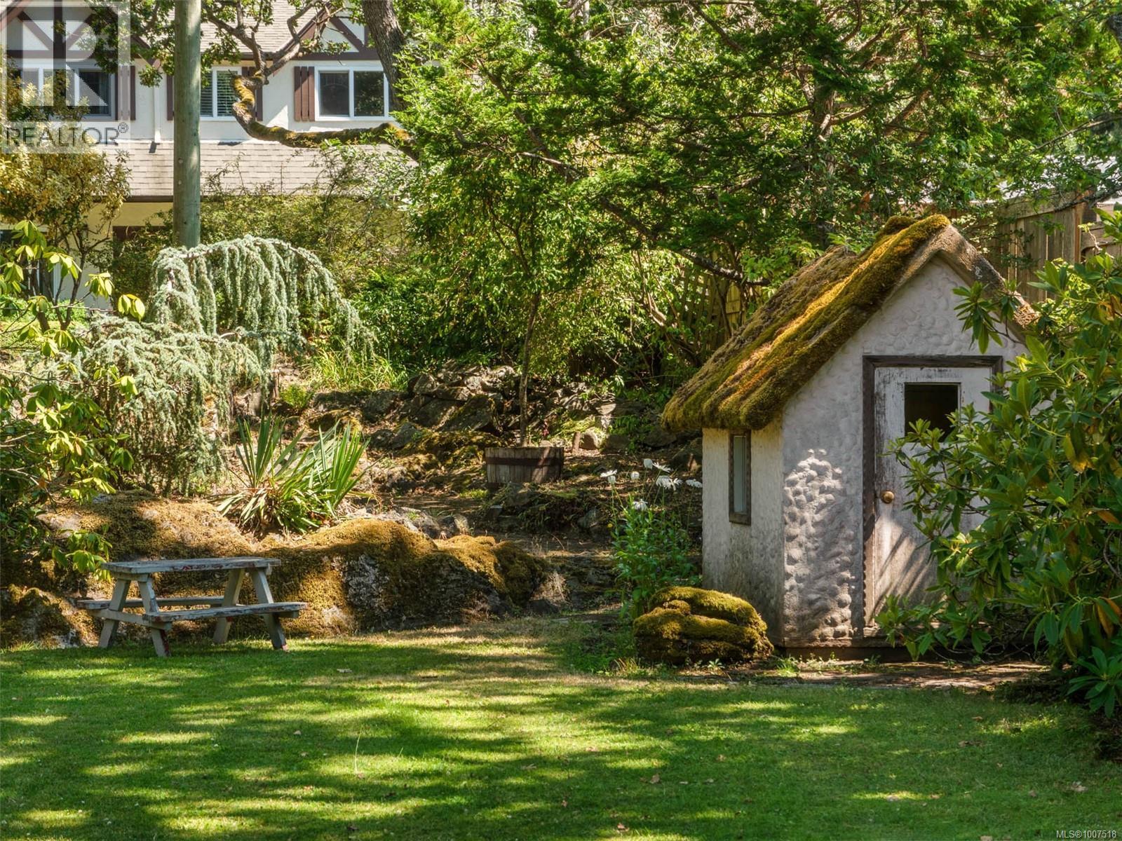 1353 Craigdarroch Rd, Victoria