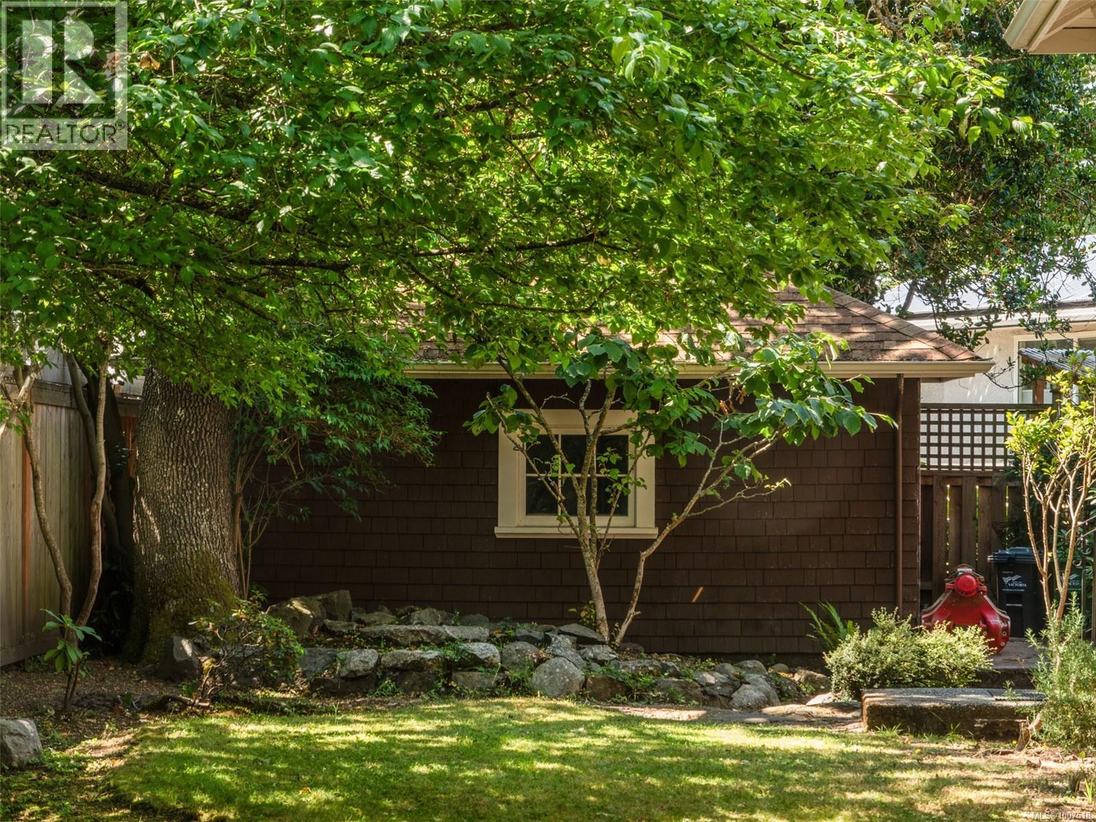 1353 Craigdarroch Rd, Victoria