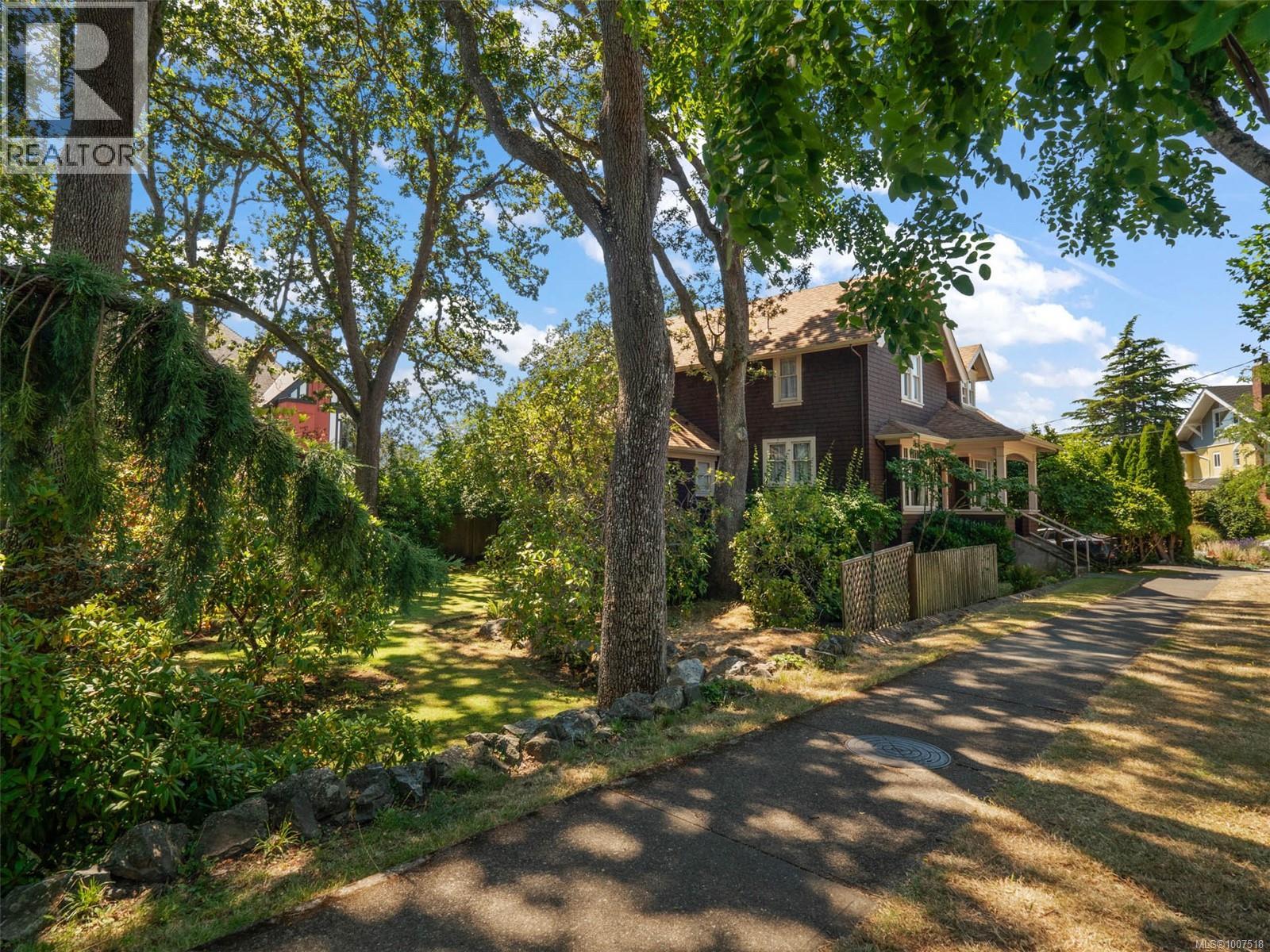 1353 Craigdarroch Rd, Victoria