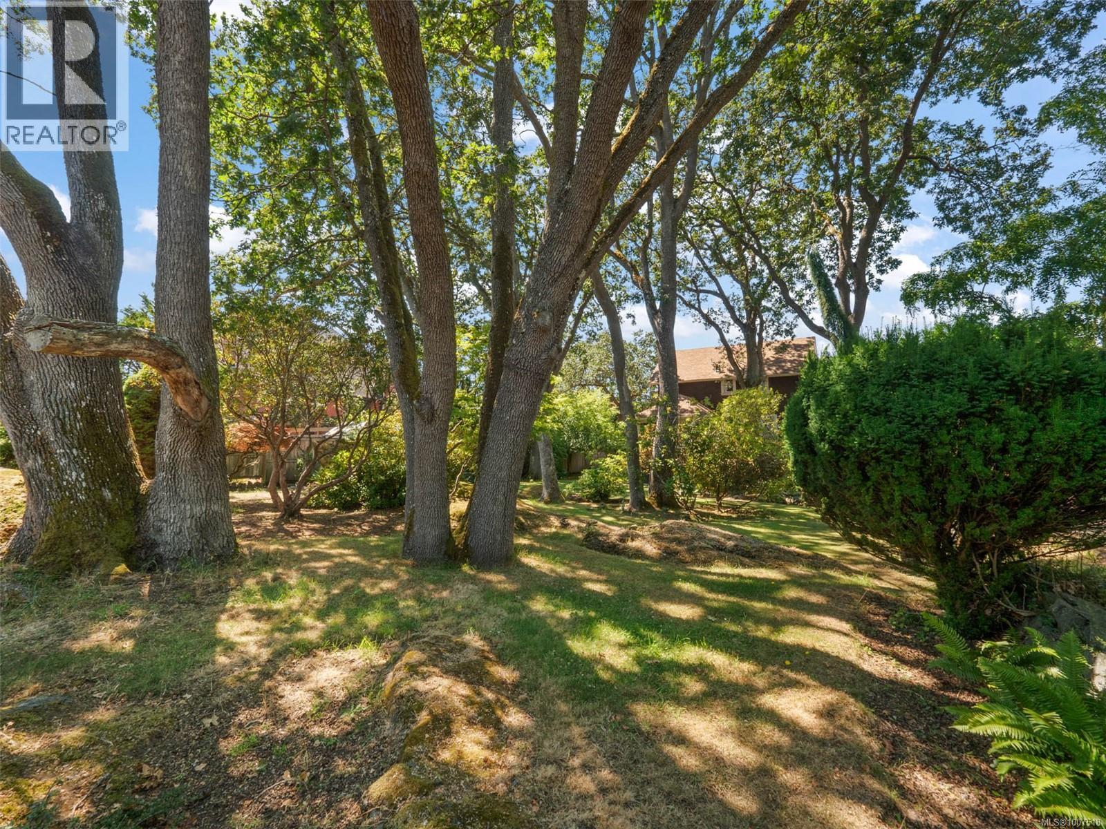 1353 Craigdarroch Rd, Victoria