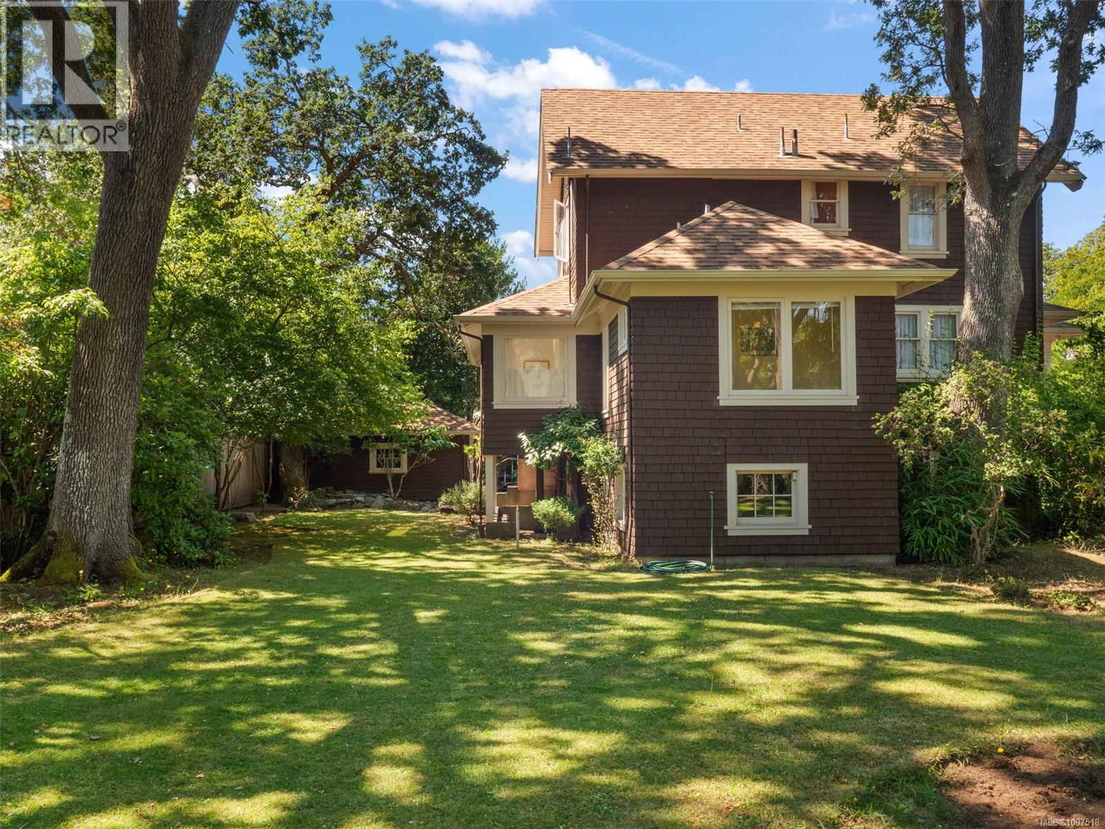 1353 Craigdarroch Rd, Victoria