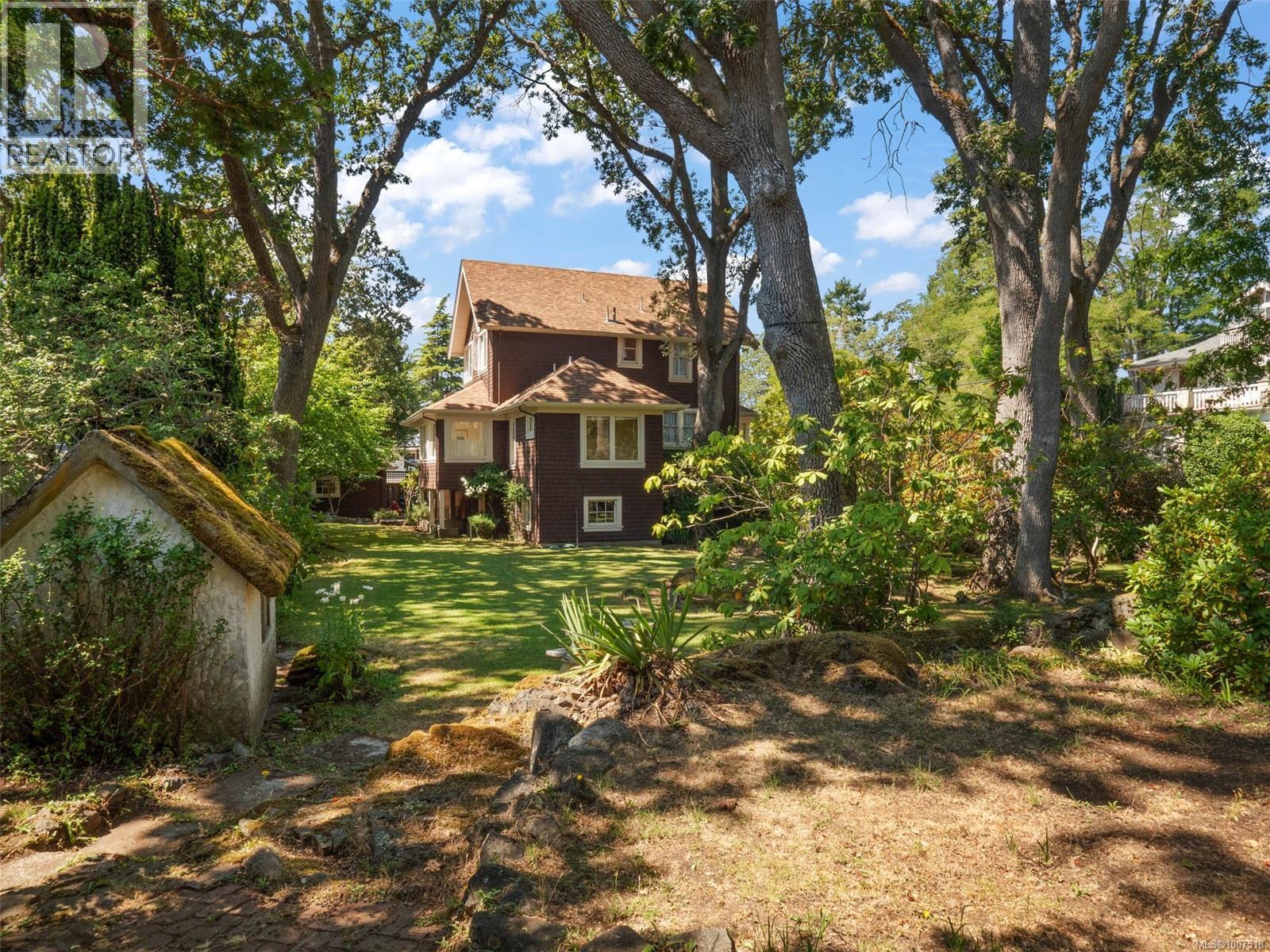 1353 Craigdarroch Rd, Victoria