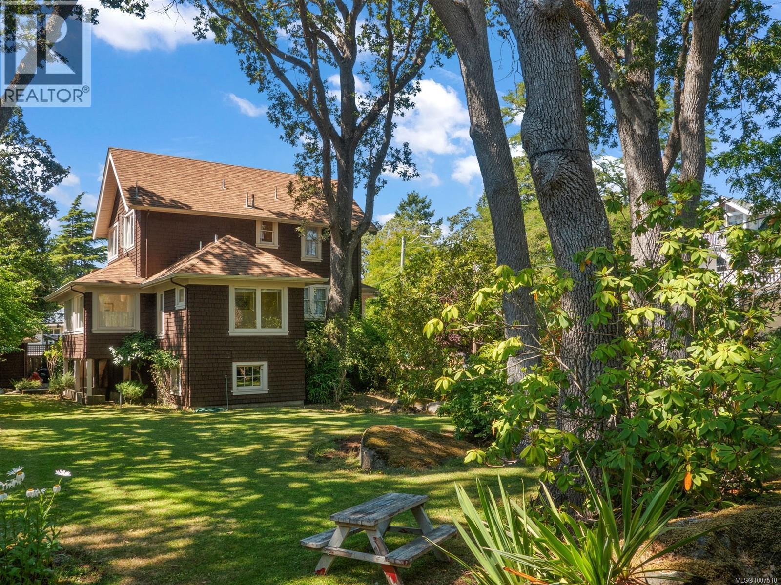 1353 Craigdarroch Rd, Victoria