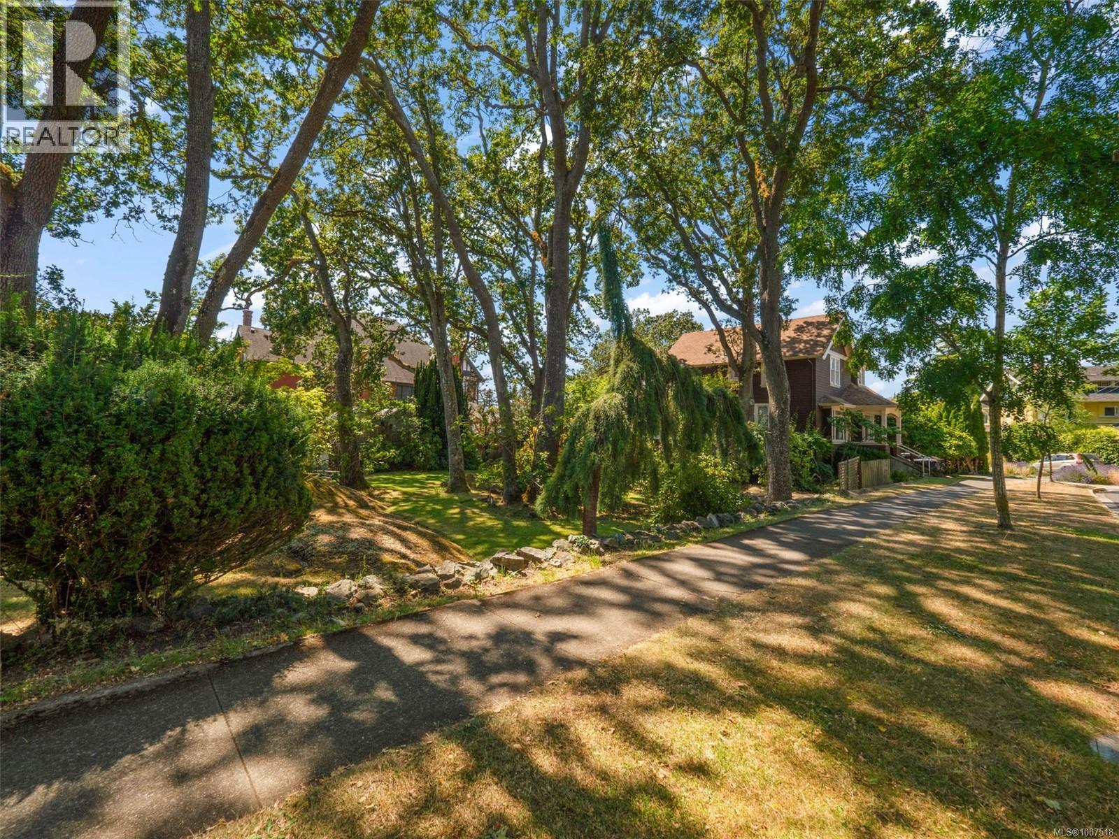 1353 Craigdarroch Rd, Victoria