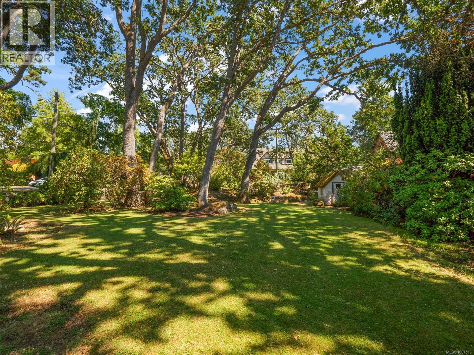 1353 Craigdarroch Rd, Victoria