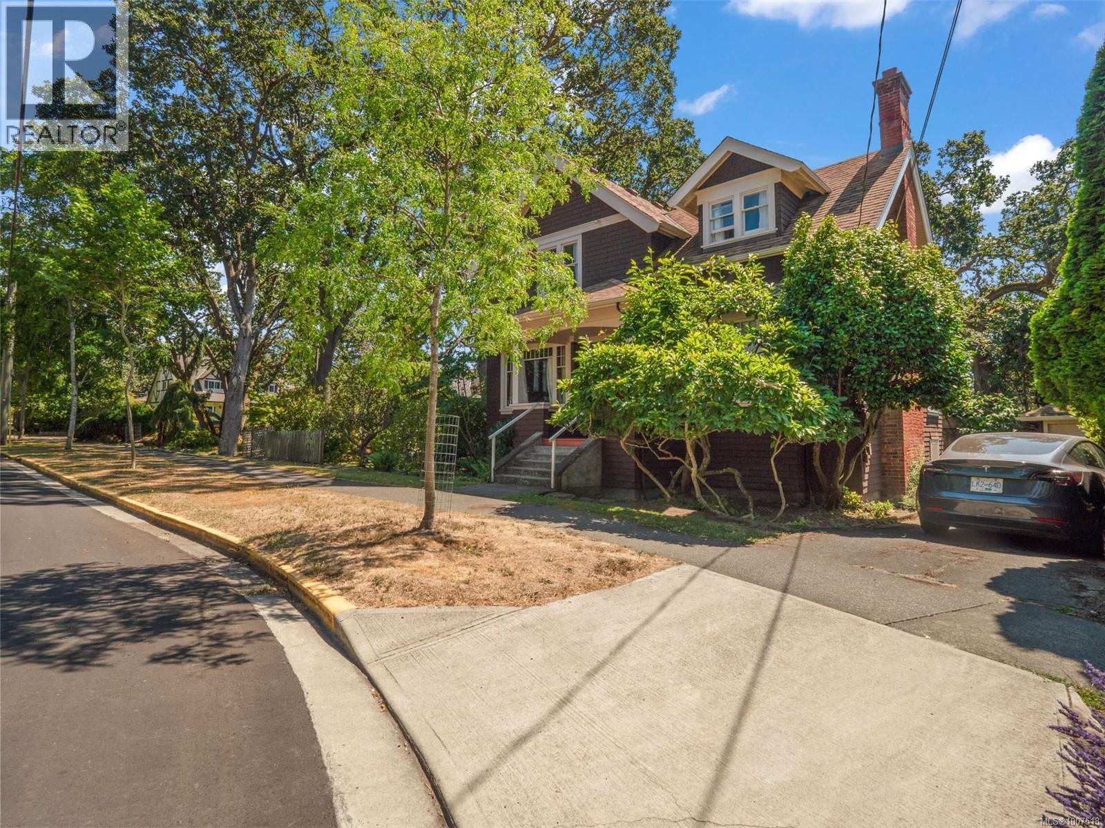 1353 Craigdarroch Rd, Victoria