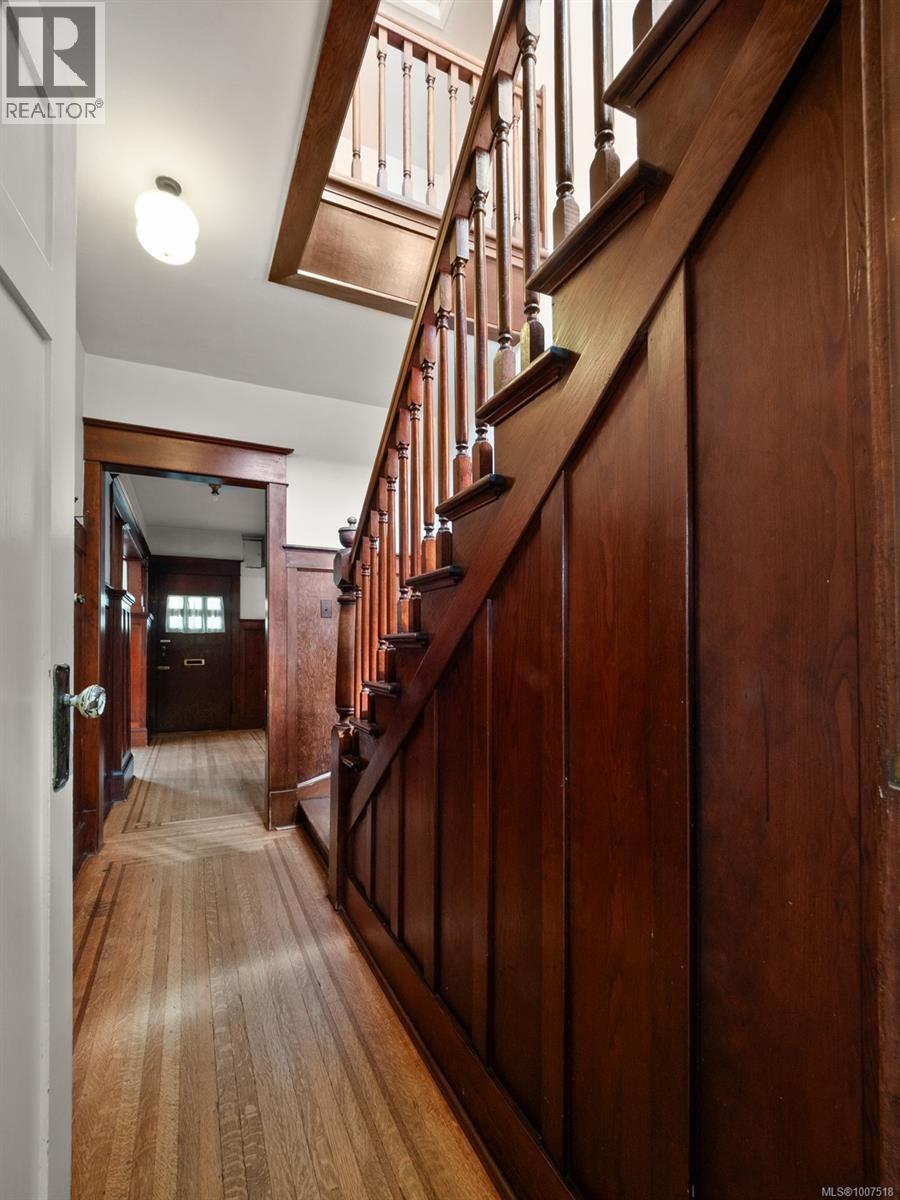 1353 Craigdarroch Rd, Victoria