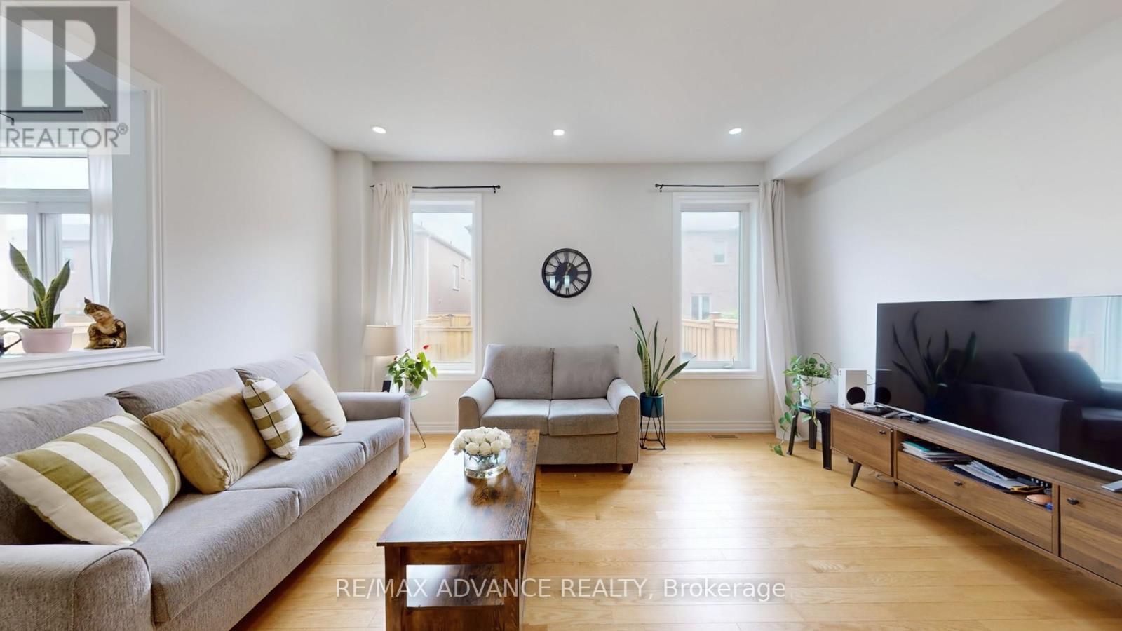 Photo 11 of 127 Decast Crescent, Markham ON