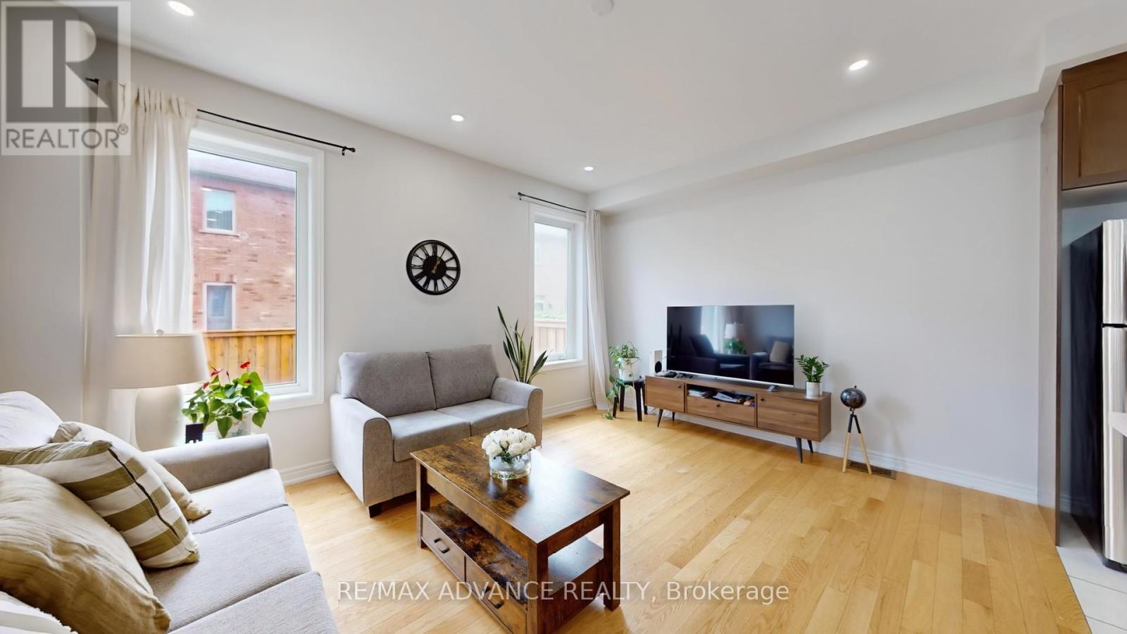 Photo 12 of 127 Decast Crescent, Markham ON