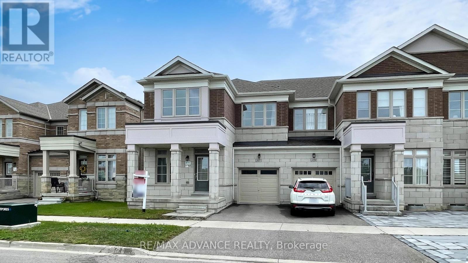 Photo 3 of 127 Decast Crescent, Markham ON