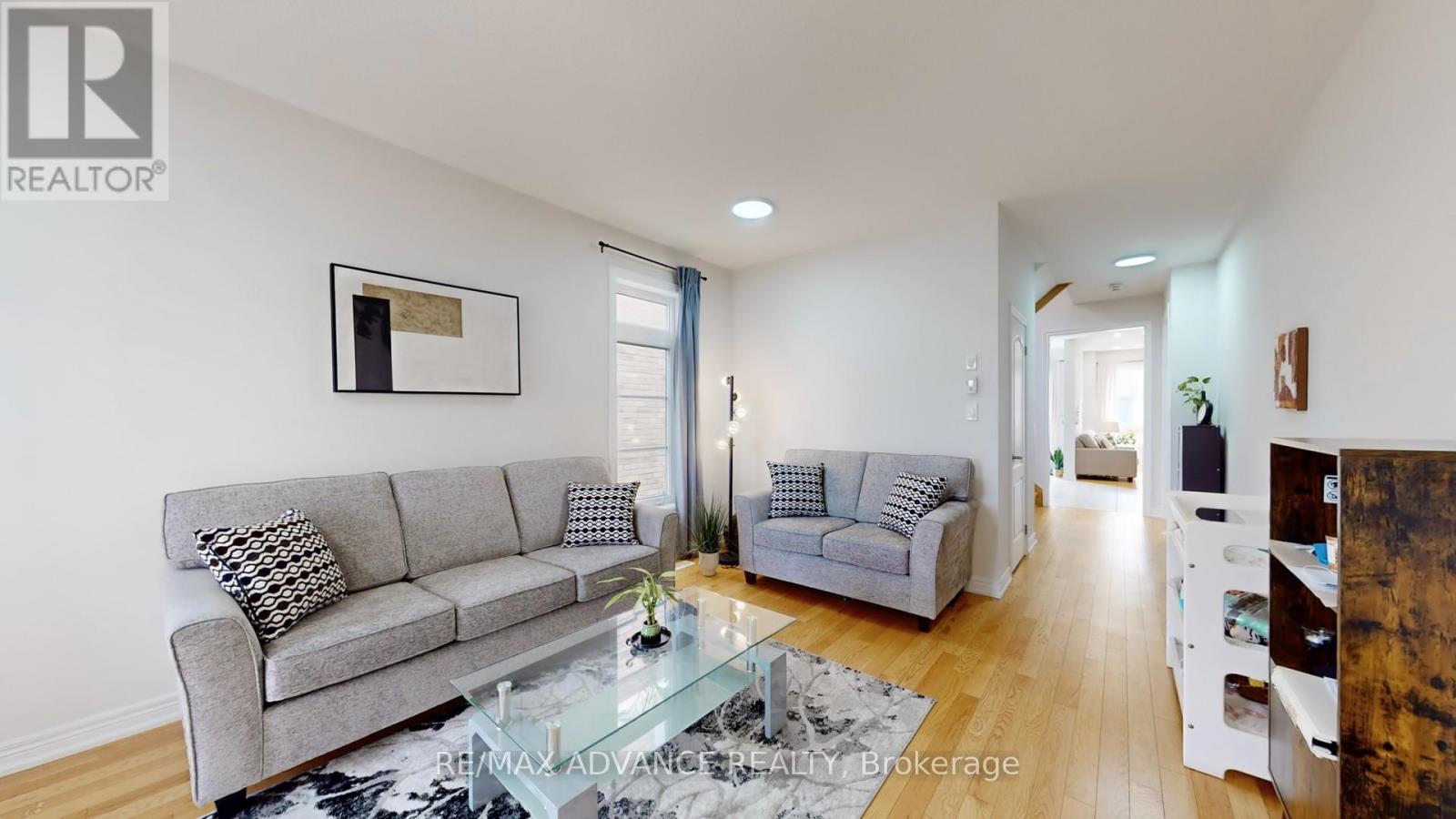 Photo 6 of 127 Decast Crescent, Markham ON