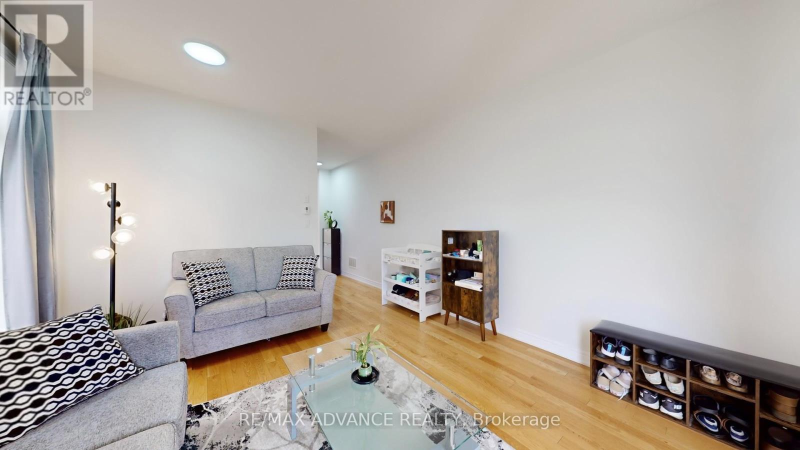 Photo 8 of 127 Decast Crescent, Markham ON