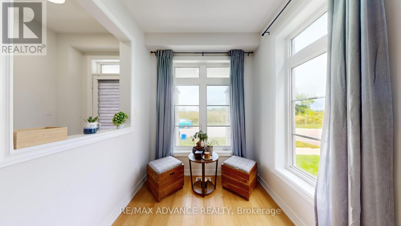 Photo 9 of 127 Decast Crescent, Markham ON