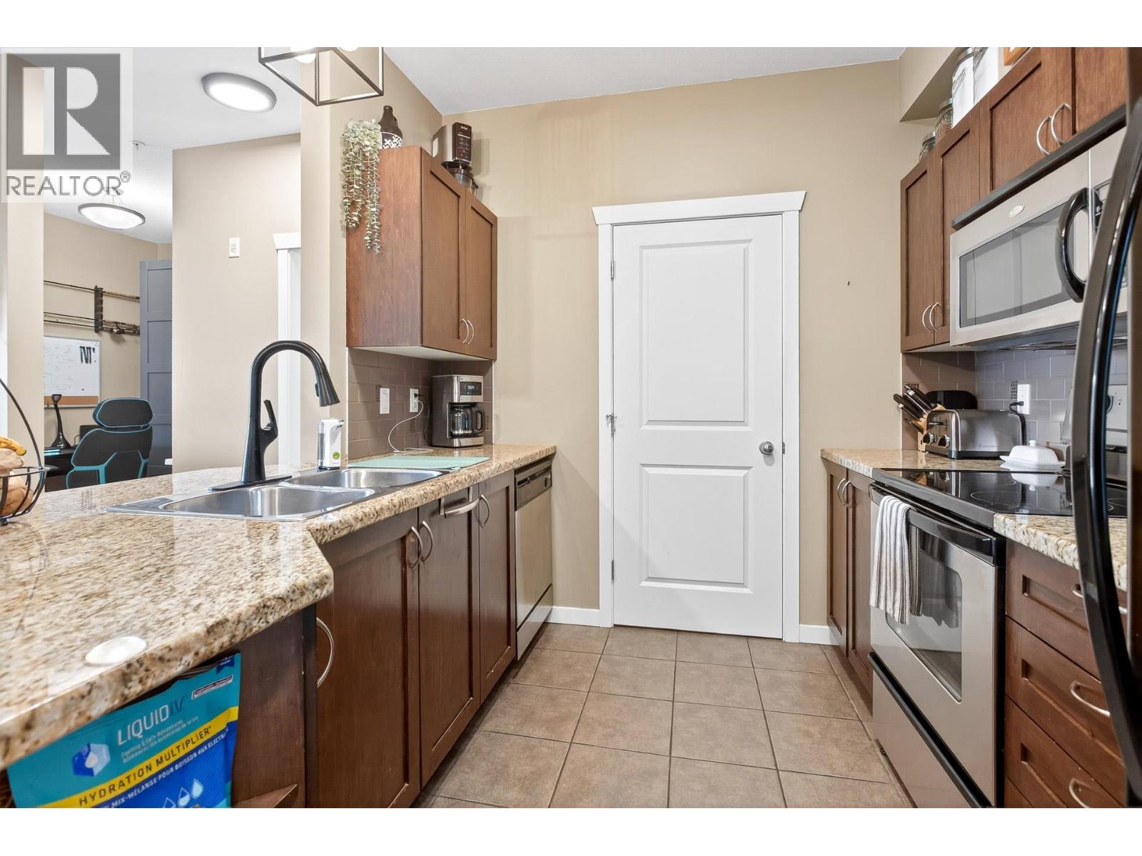 Photo 3 of 207 2336 Whyte Avenue, Port Coquitlam BC