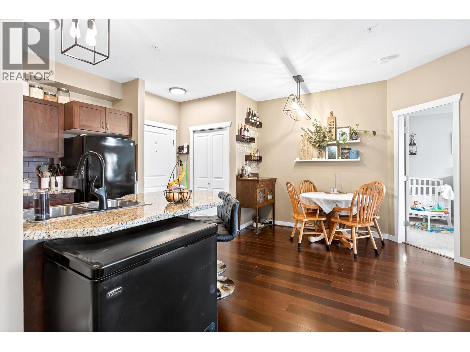 Photo 8 of 207 2336 Whyte Avenue, Port Coquitlam BC