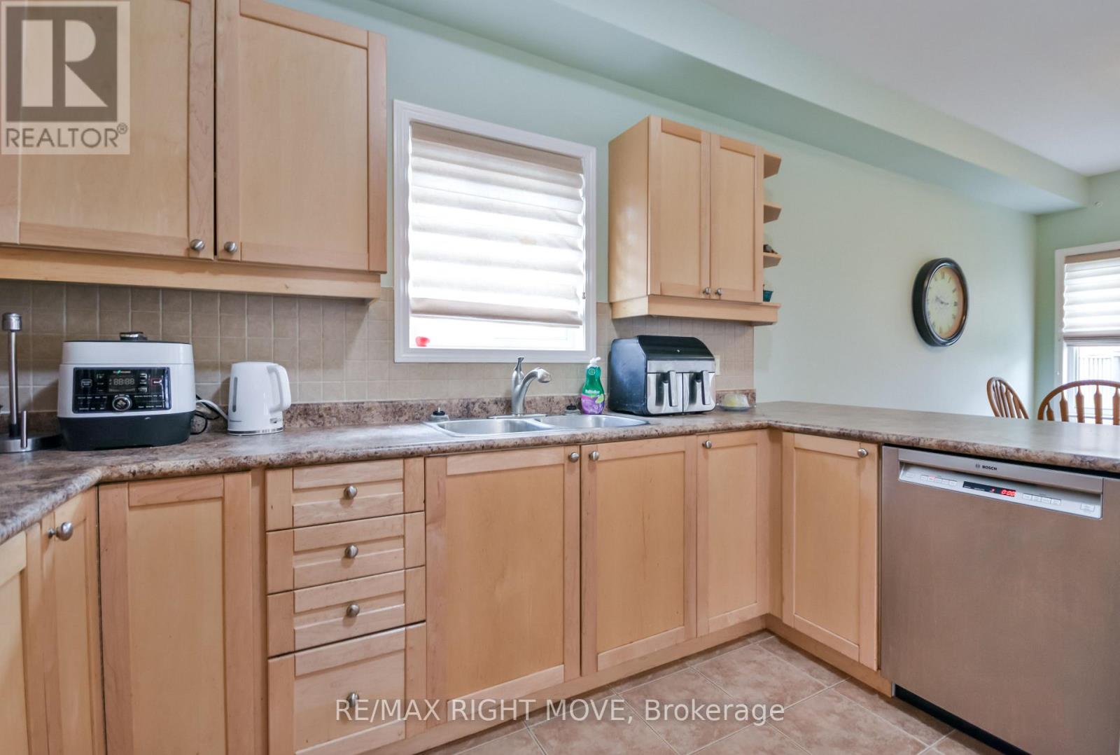 Photo 14 of 132 The Queensway, Barrie ON