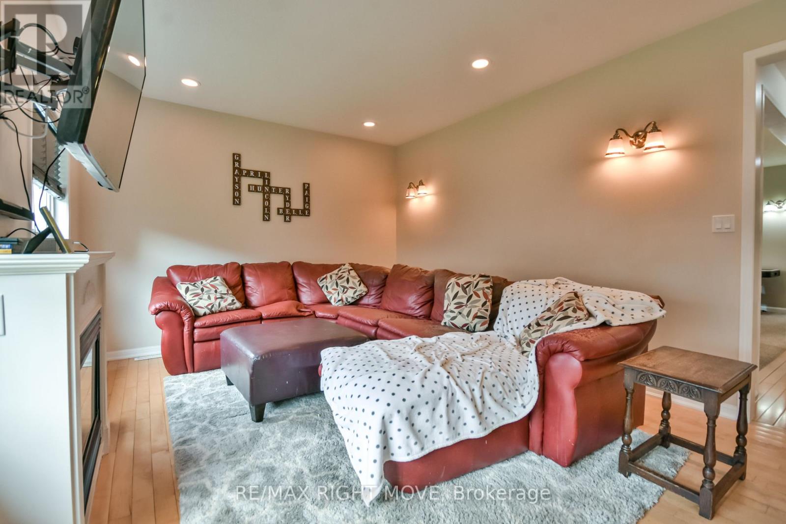 Photo 16 of 132 The Queensway, Barrie ON
