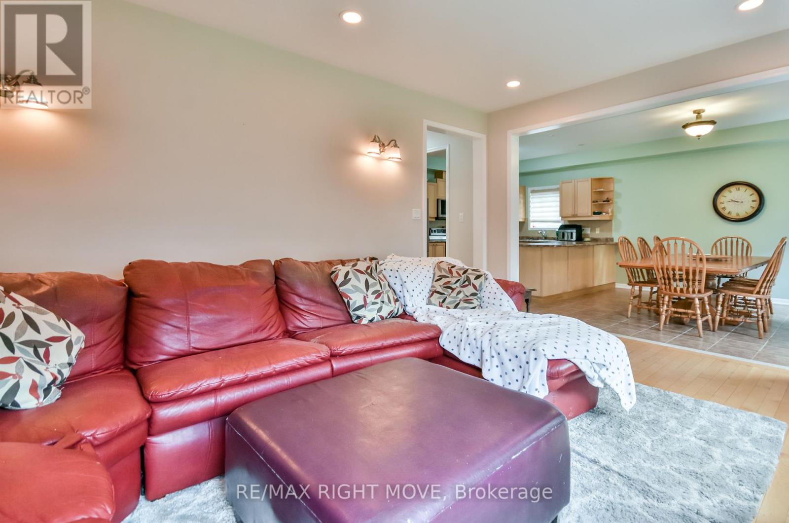 Photo 17 of 132 The Queensway, Barrie ON