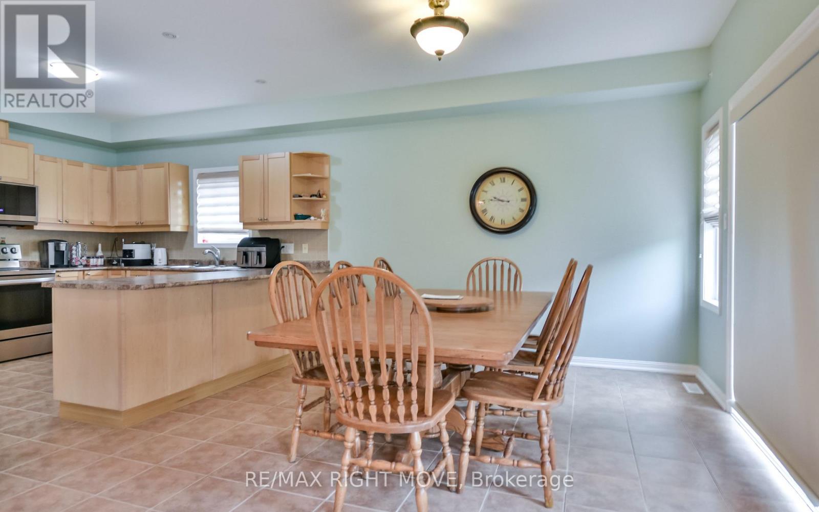 Photo 18 of 132 The Queensway, Barrie ON