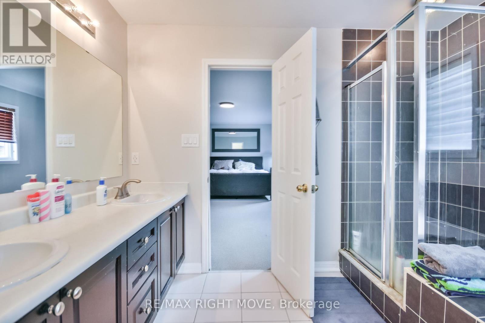 Photo 24 of 132 The Queensway, Barrie ON