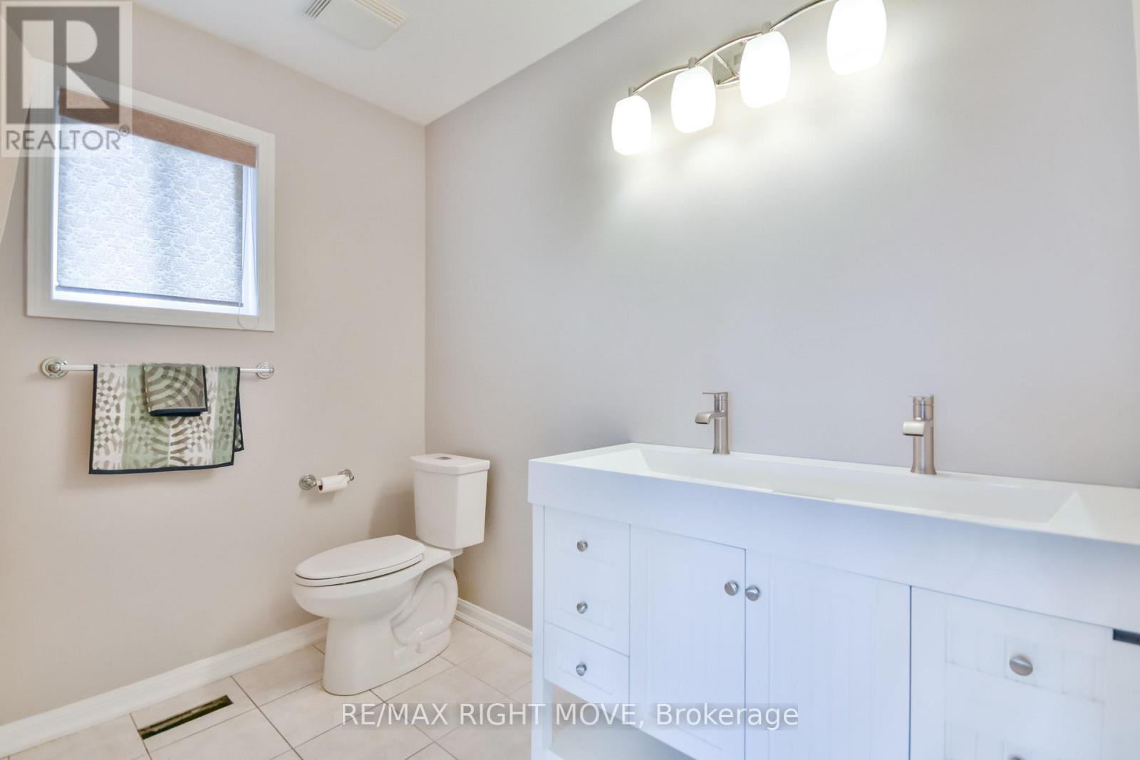Photo 32 of 132 The Queensway, Barrie ON