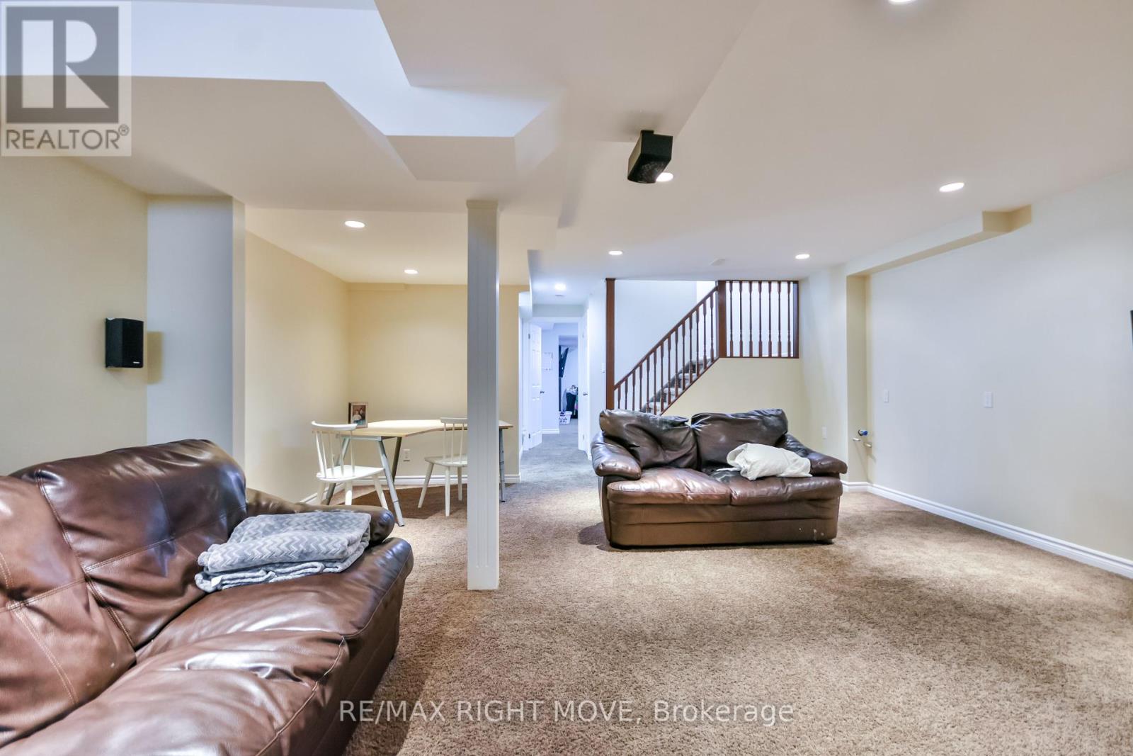 Photo 35 of 132 The Queensway, Barrie ON