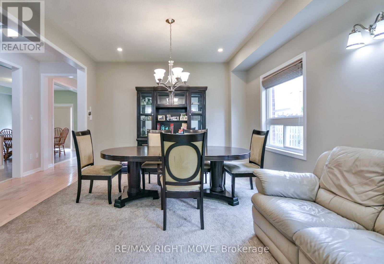 Photo 8 of 132 The Queensway, Barrie ON