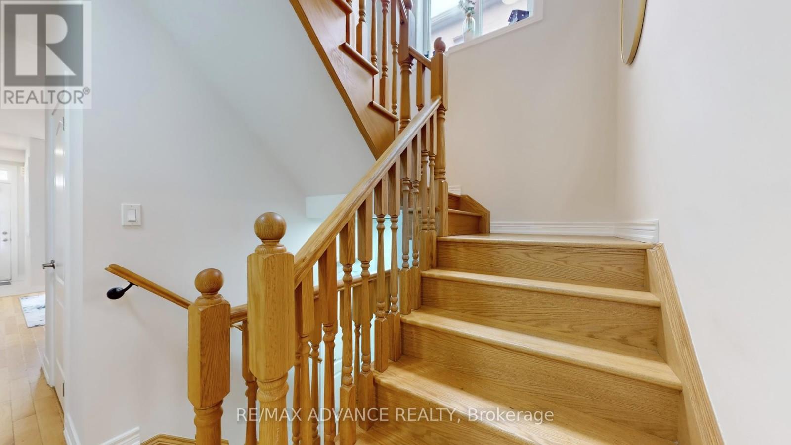 Photo 24 of 127 Decast Crescent, Markham ON