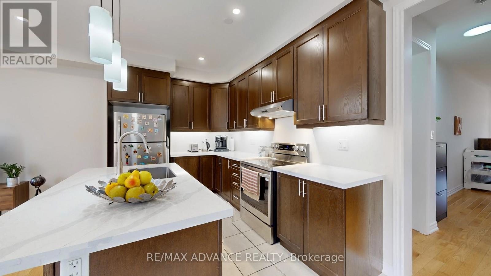 Photo 15 of 127 Decast Crescent, Markham ON
