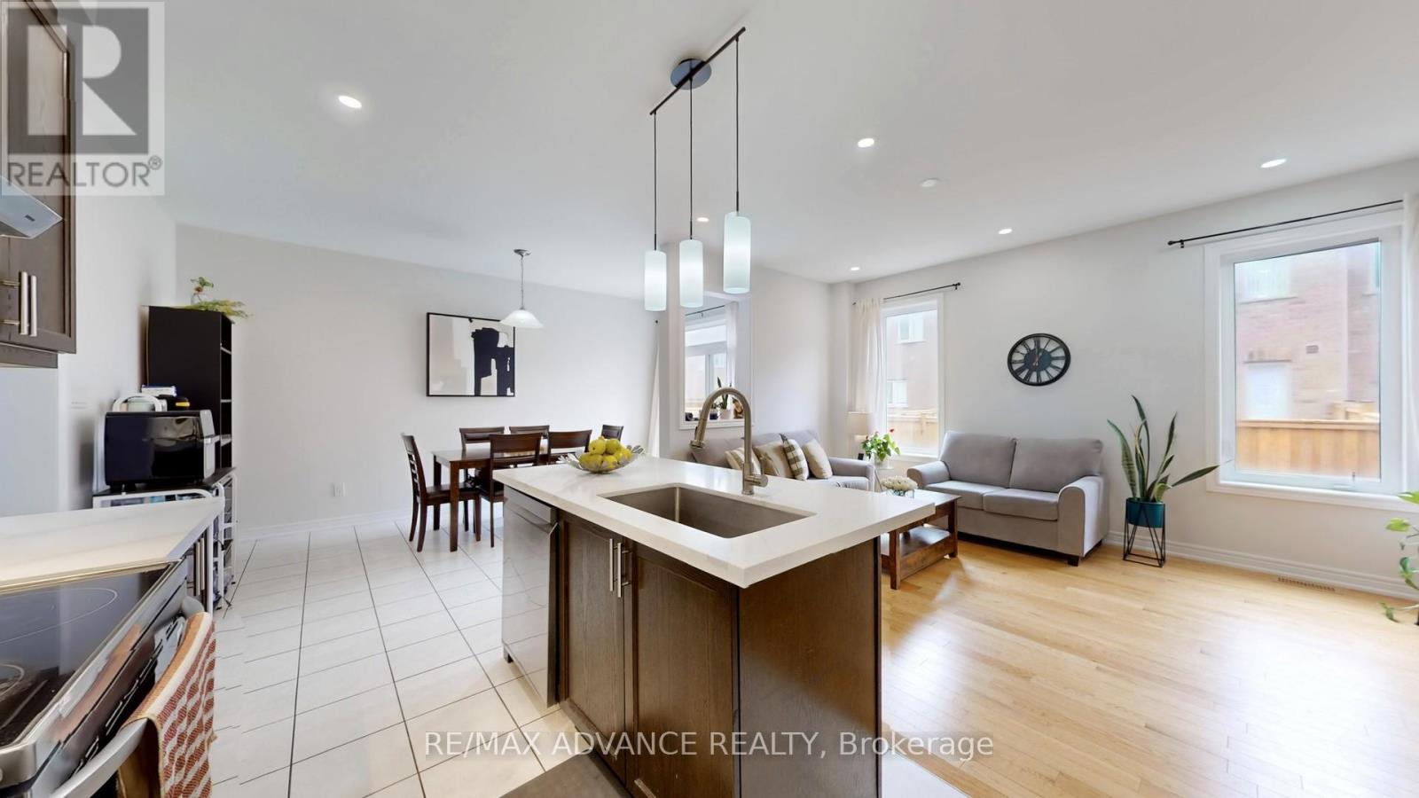 Photo 17 of 127 Decast Crescent, Markham ON