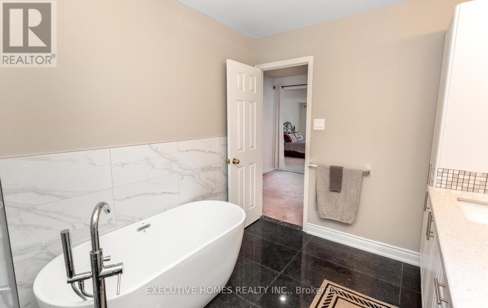 Photo 31 of 5489 Glen Erin Drive, Mississauga ON