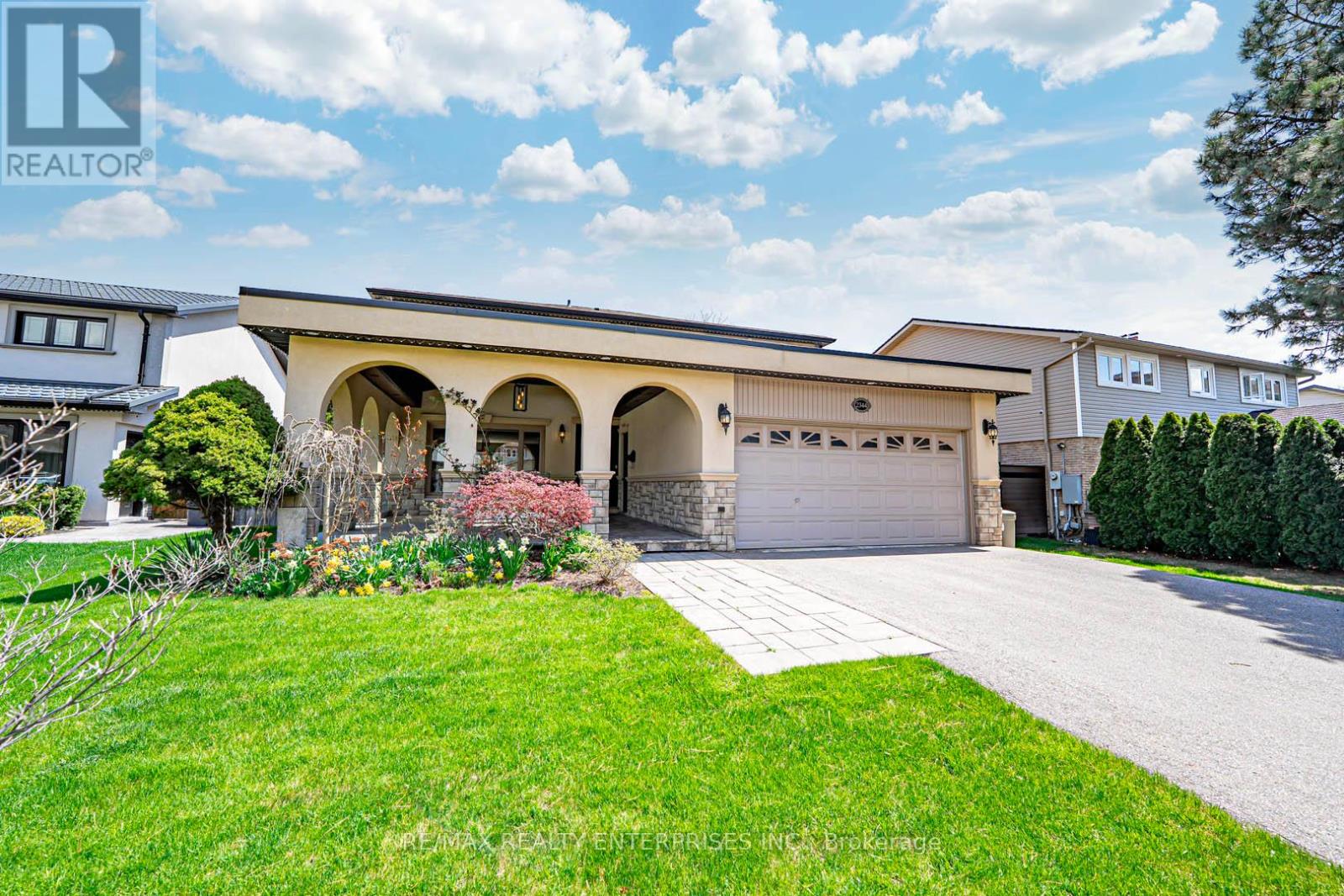 Photo 2 of 2344 Kenbarb Road, Mississauga ON