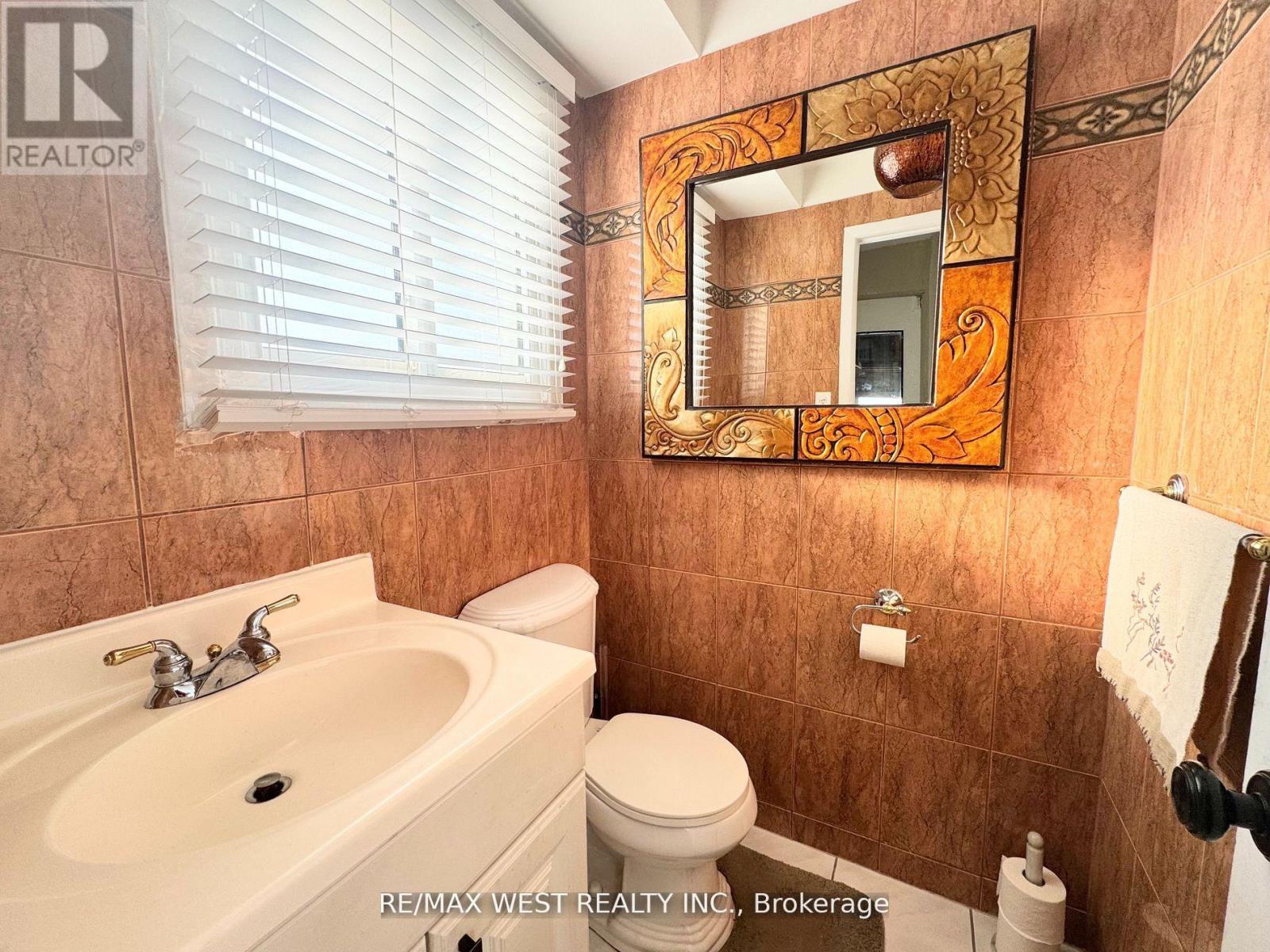 Photo 11 of 425 Hansen Road N, Brampton ON