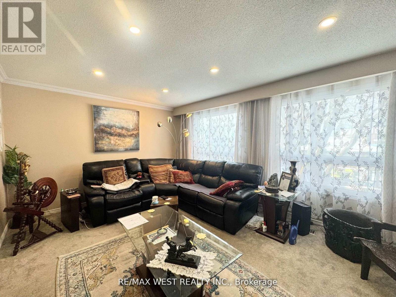 Photo 12 of 425 Hansen Road N, Brampton ON