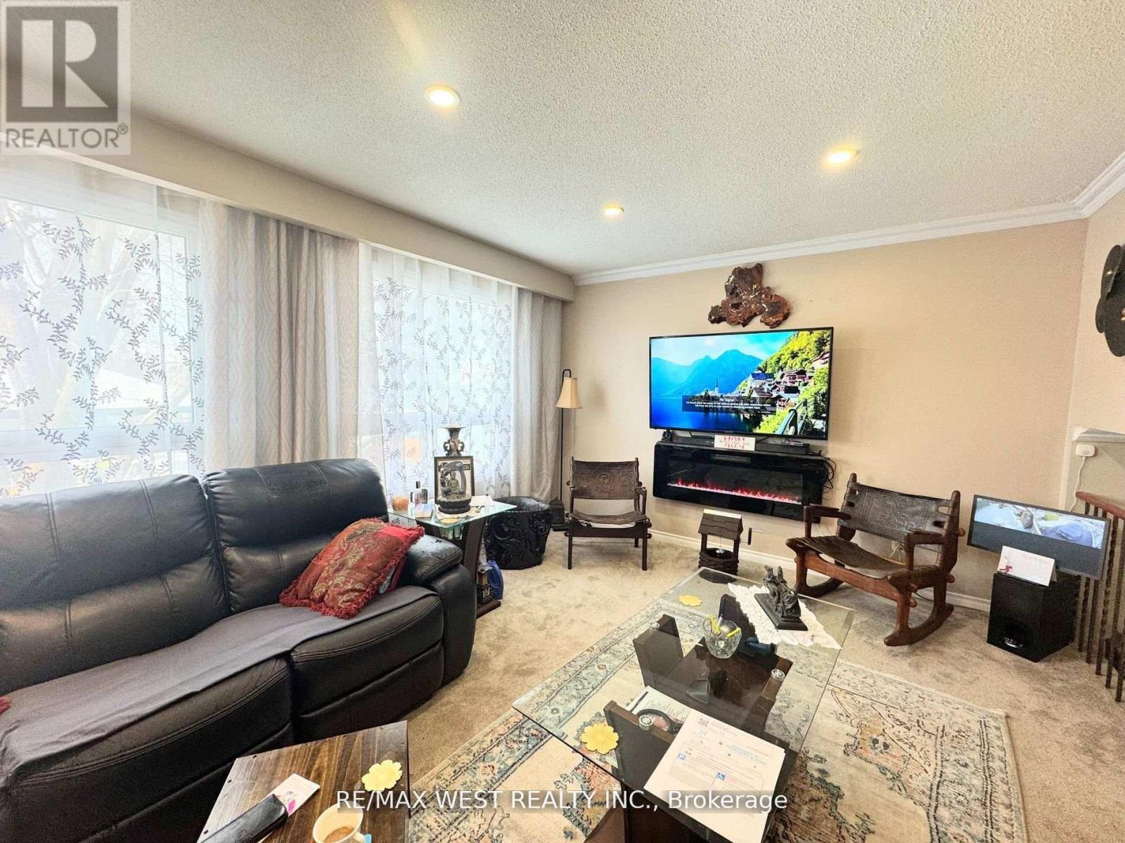 Photo 13 of 425 Hansen Road N, Brampton ON