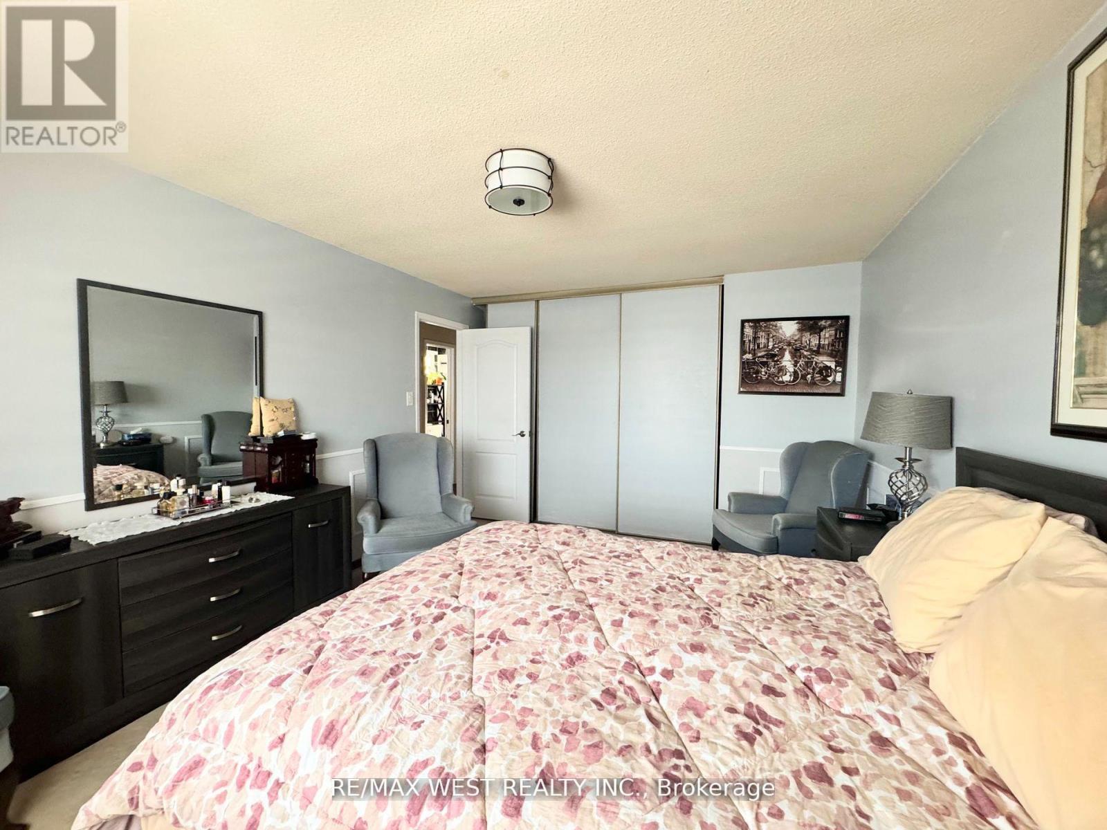 Photo 17 of 425 Hansen Road N, Brampton ON