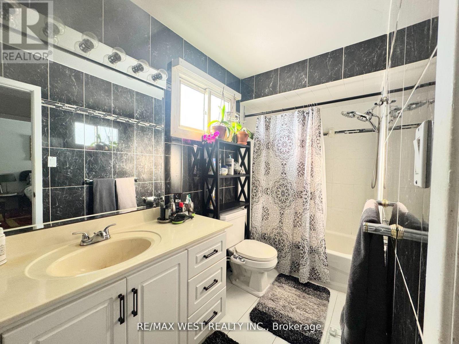Photo 22 of 425 Hansen Road N, Brampton ON