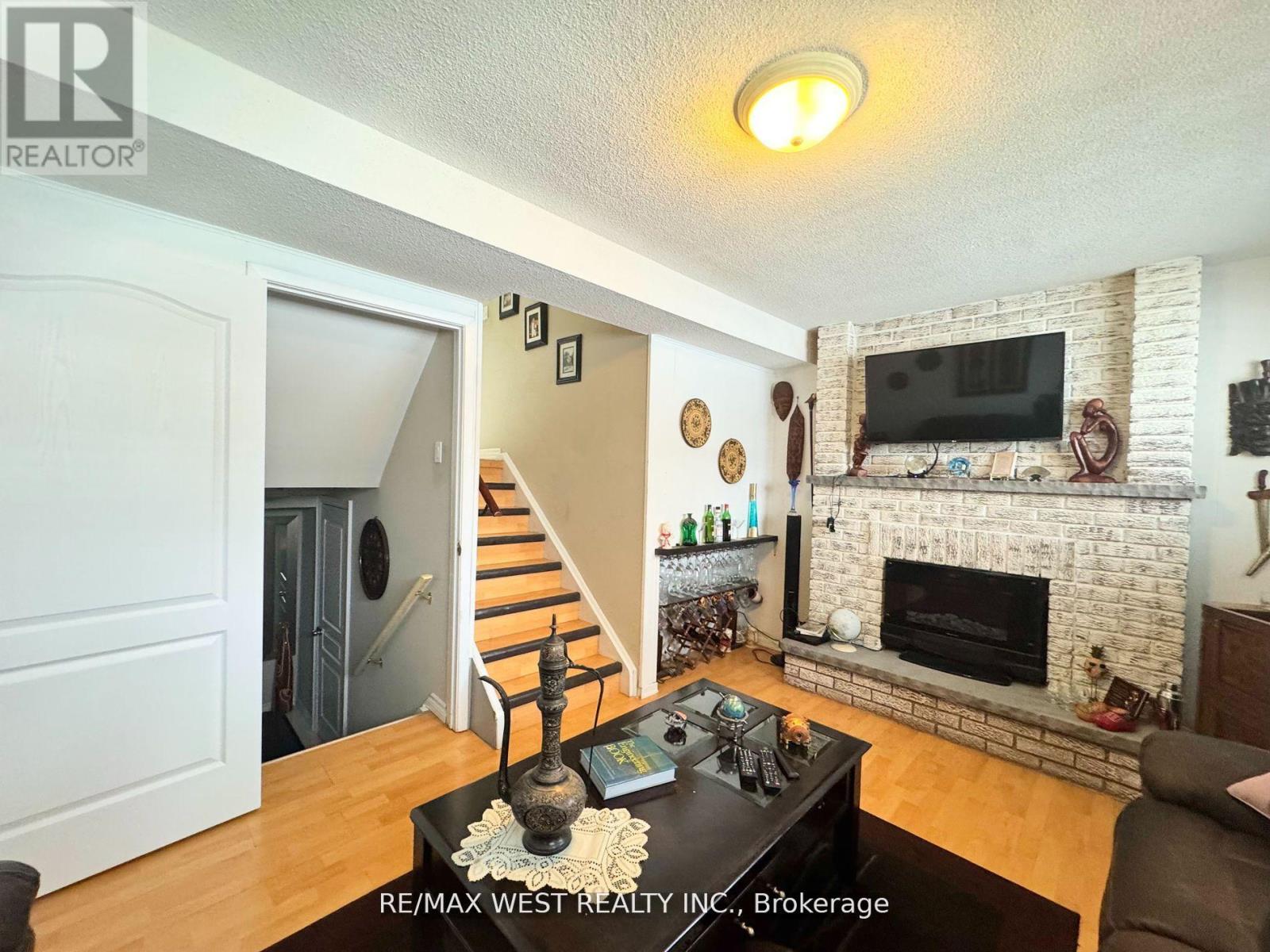 Photo 25 of 425 Hansen Road N, Brampton ON