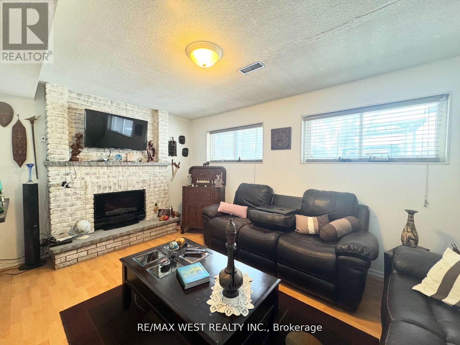 Photo 26 of 425 Hansen Road N, Brampton ON