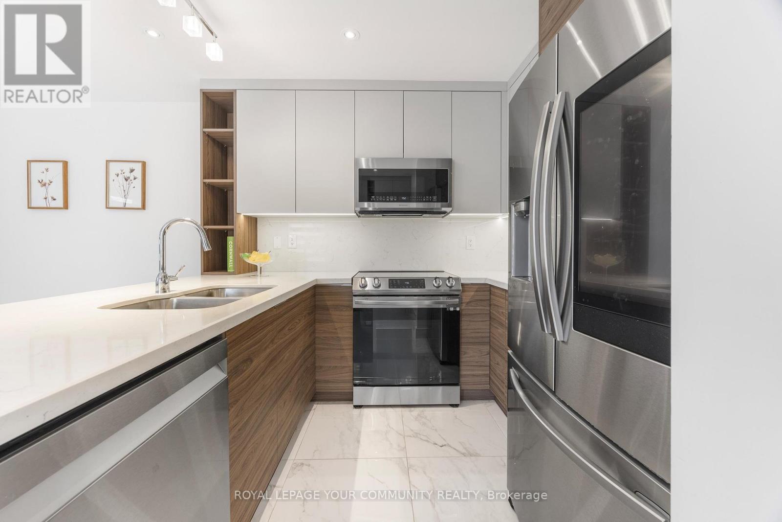 Photo 7 of 17 3020 Cedarglen Gate, Mississauga ON