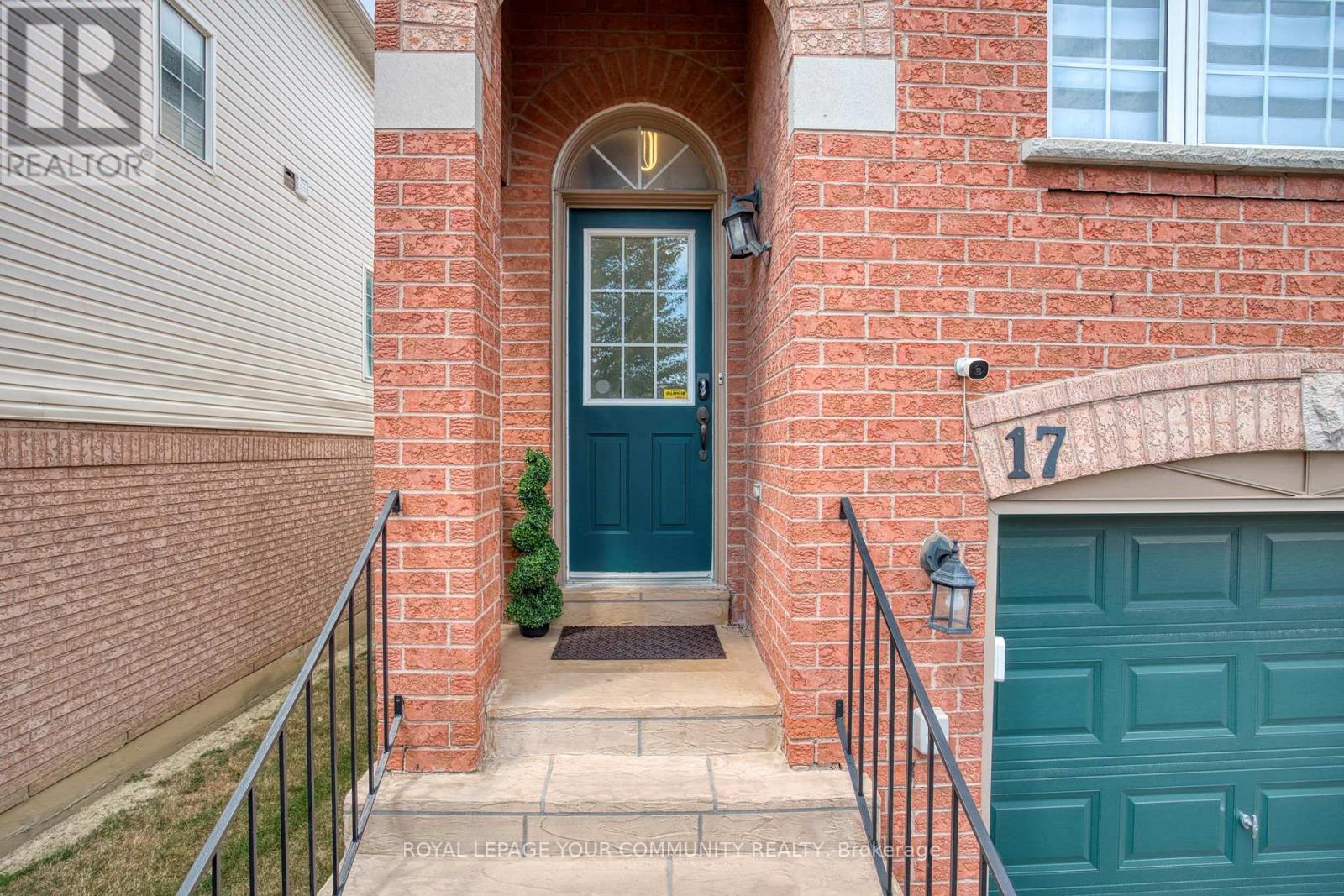 Photo 1 of 17 3020 Cedarglen Gate, Mississauga ON